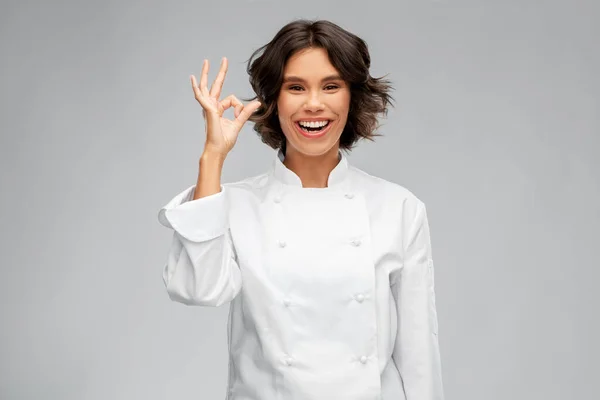 Feliz mujer sonriente chef mostrando ok signo de mano —  Fotos de Stock