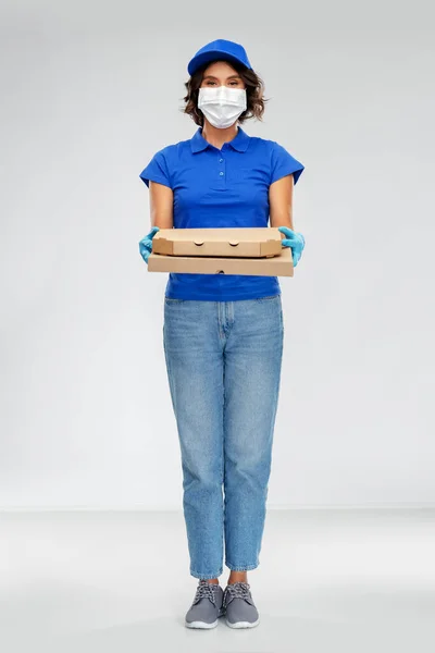 Futár nő arc maszk pizza dobozok — Stock Fotó