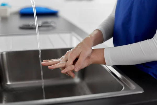 医生或护士用肥皂洗手 — 图库照片