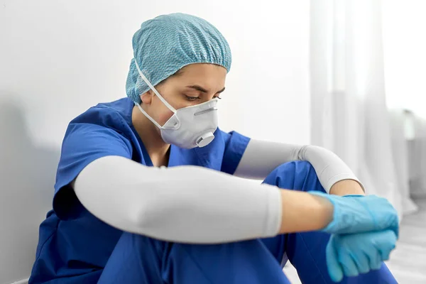 Trauriger Arzt oder Krankenschwester mit Mundschutz — Stockfoto