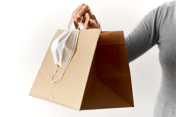 Mujer con bolsa de compras y máscara protectora facial — Foto de Stock