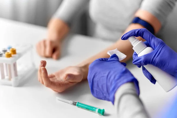 Medico e paziente che si preparano per gli esami del sangue — Foto Stock