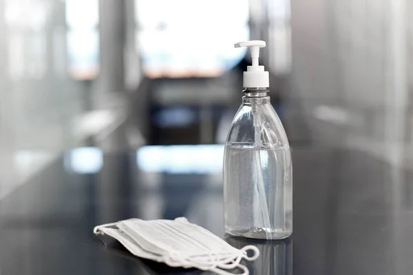 Dezinfectant de mână sau săpun lichid și măști medicale — Fotografie, imagine de stoc