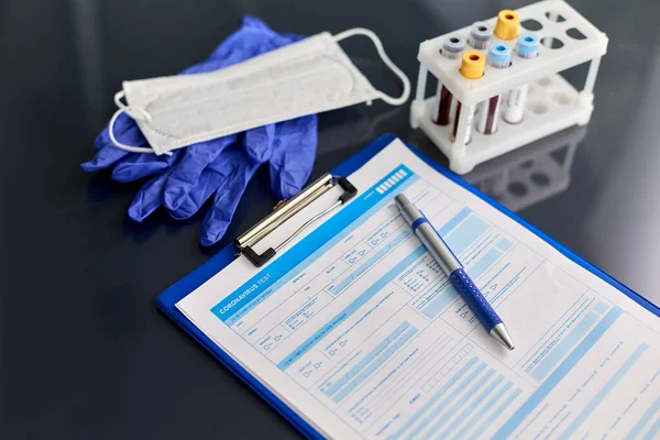 Raport medical, teste de sânge, mănuși și mască — Fotografie, imagine de stoc