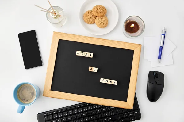 Tableau noir avec rester à la maison mots sur les blocs de jouets — Photo