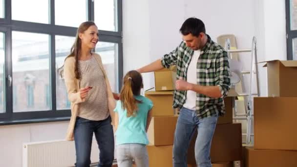 Gelukkig gezin met kind verhuizen naar nieuw huis — Stockvideo