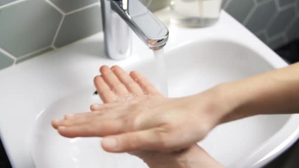 Закрыть женщину, моющую руки жидким мылом — стоковое видео