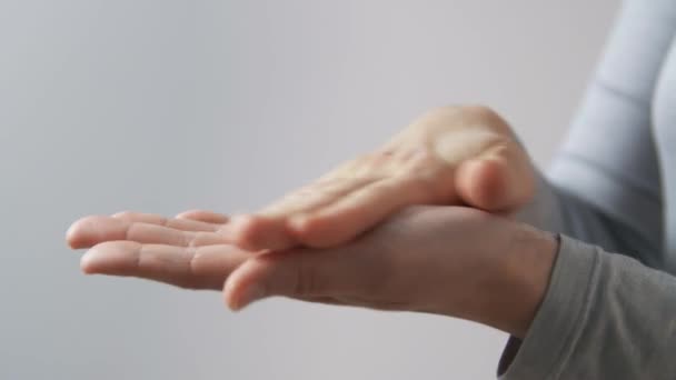 Närbild av kvinna besprutning hand saneringsmedel — Stockvideo