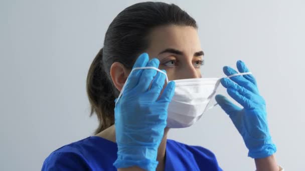 Doctora o enfermera con mascarilla médica — Vídeos de Stock