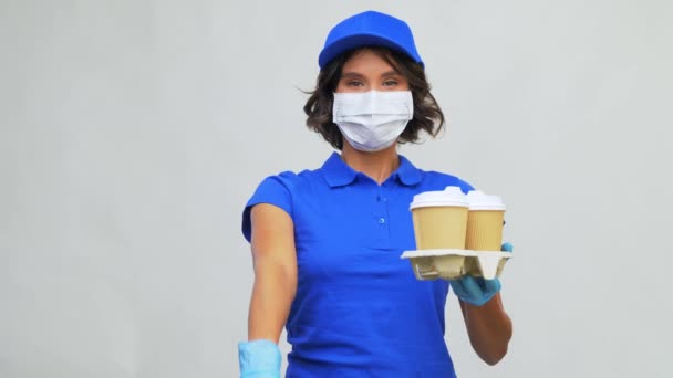 Mulher entrega em máscara facial com alimentos e bebidas — Vídeo de Stock