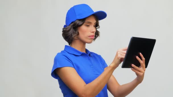 Levering meisje in blauw uniform met tablet computer — Stockvideo