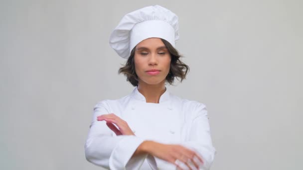 Sorridente chef donna in toque — Video Stock