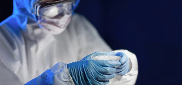 Zbliżenie naukowca z chemikaliami w szalce Petriego — Zdjęcie stockowe