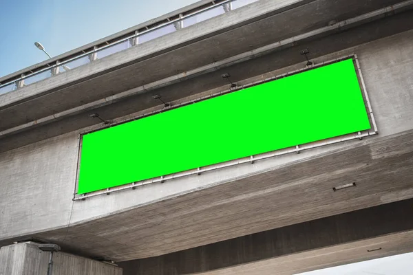 Billboard se zelenou obrazovkou na mostě — Stock fotografie