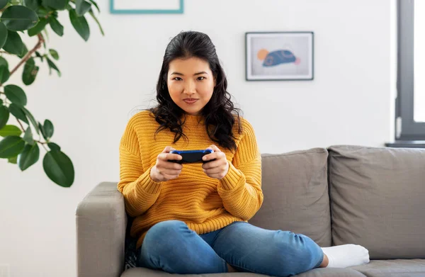 Asiatische Frau mit Gamepad Spiel zu Hause — Stockfoto