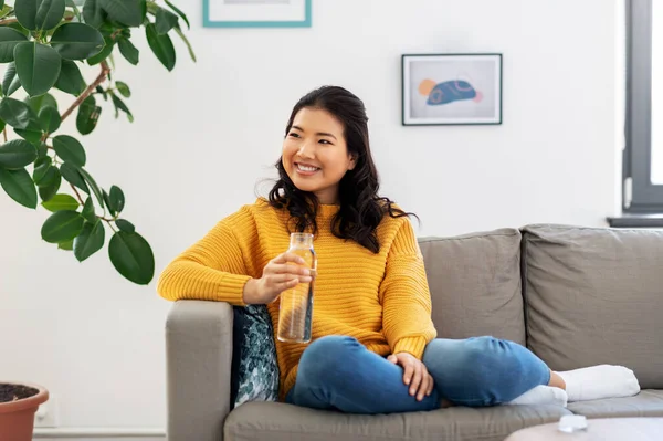 Sorrindo asiático jovem mulher beber água em casa — Fotografia de Stock