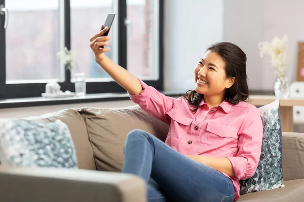 Asiática mulher tomando selfie com smartphone em casa — Fotografia de Stock