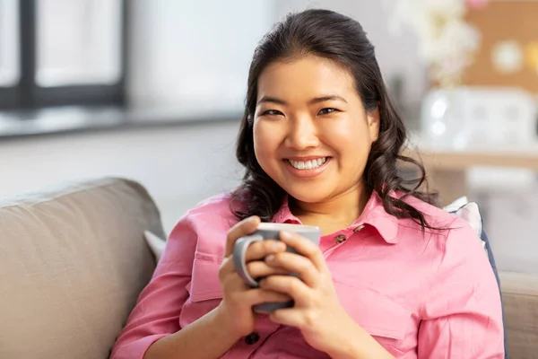 Sorrindo asiático jovem mulher beber café em casa — Fotografia de Stock