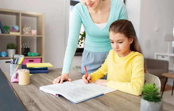 Мати і дочка роблять домашнє завдання разом — стокове фото