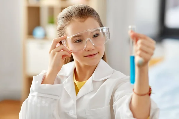 Chica con probeta estudiar química en casa — Foto de Stock