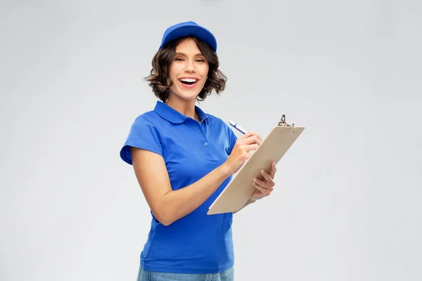 Menina entrega feliz com área de transferência e escrita caneta — Fotografia de Stock