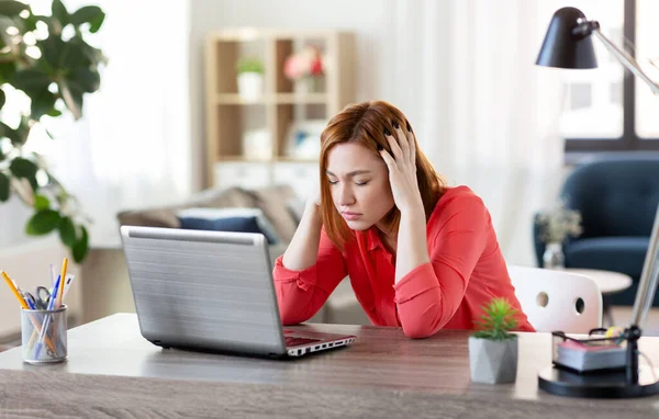 Stressad kvinna med bärbar dator arbetar på hemmakontoret — Stockfoto