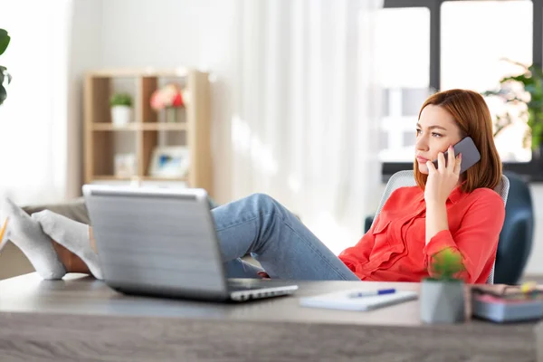 Mujer llamando en el teléfono inteligente en la oficina en casa — Foto de Stock