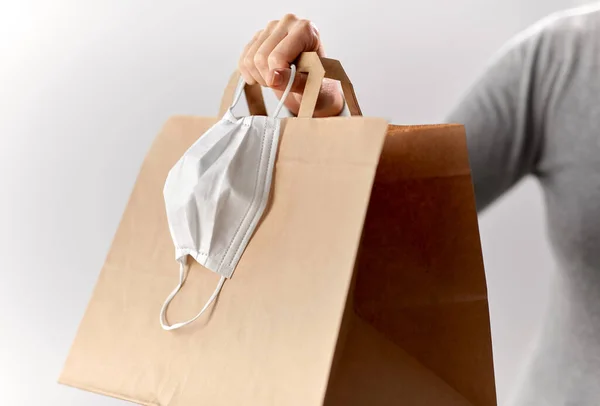 Mulher com saco de compras e máscara protetora rosto — Fotografia de Stock