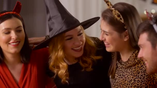 Szczęśliwy przyjaciele w halloween kostiumy w domu party — Wideo stockowe