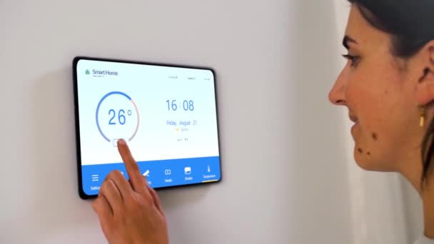 Vrouw op zoek naar tablet computer bij smart home — Stockvideo