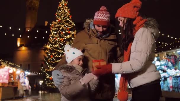 Şehirdeki Noel pazarında hediyeli mutlu bir aile — Stok video