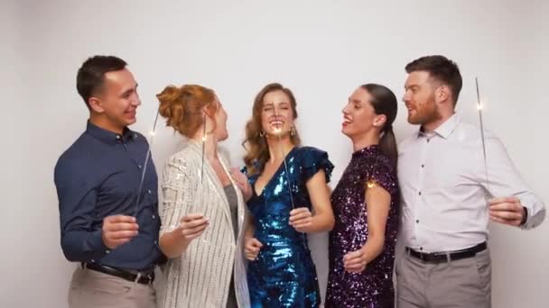 Amigos felizes com sparklers dançando na festa — Vídeo de Stock