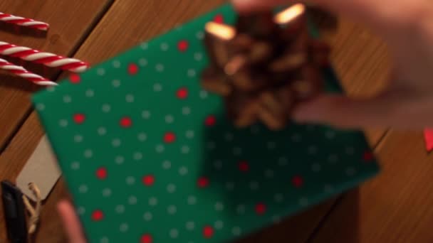 Руки упаковки рождественский подарок и выбор лук — стоковое видео