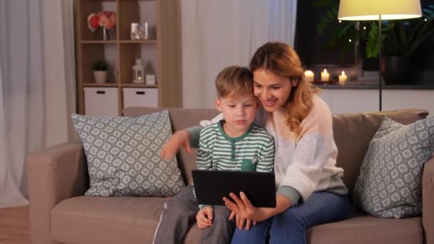 Madre e hijo con tableta pc tener videollamada — Vídeo de stock