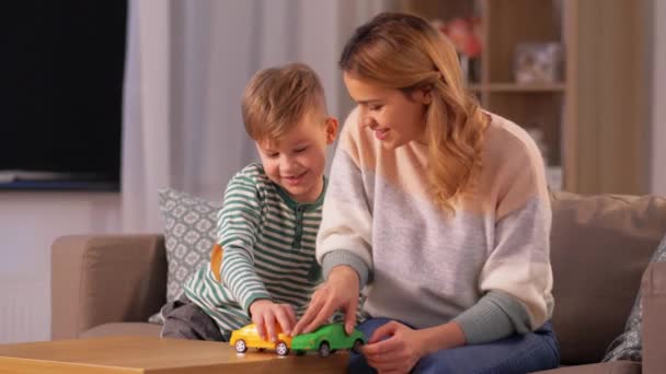 Madre e hijo jugando con coches de juguete en casa — Vídeo de stock