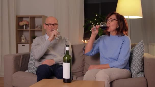 Heureux couple aîné avec des verres de vin rouge — Video