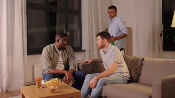 Felizes amigos do sexo masculino beber cerveja em casa à noite — Vídeo de Stock