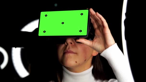 Vrouw in vr bril over verlichting op zwart — Stockvideo