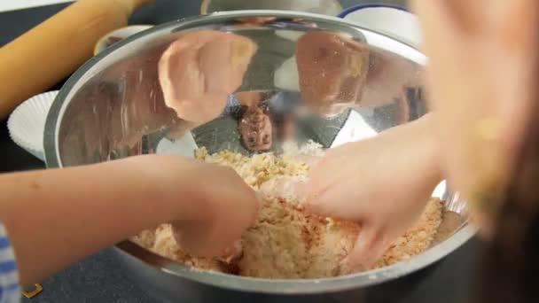 Chef oder Bäcker macht Teig in Bäckerei — Stockvideo