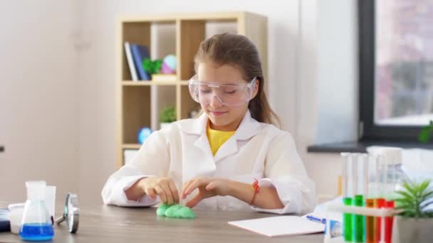 Dívka hraje s slizem v domácí laboratoři — Stock video