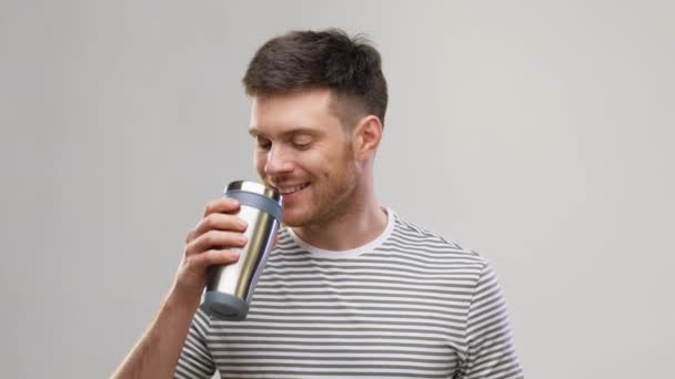 Человек с термостатом или стаканом для горячих напитков — стоковое видео