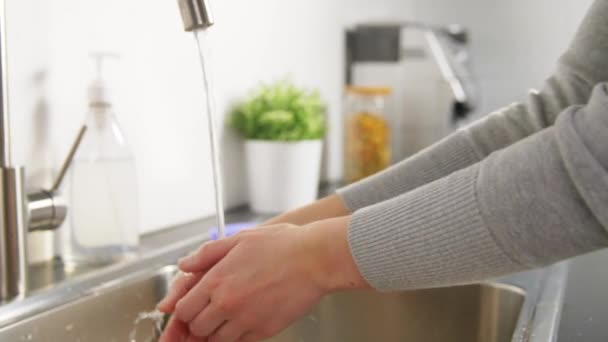 Mulher lavar as mãos com sabão líquido na cozinha — Vídeo de Stock