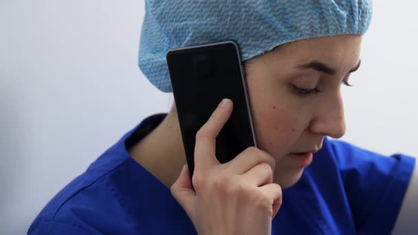 Szomorú orvos vagy nővér hívja okostelefon — Stock videók