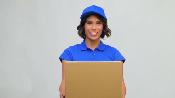 Chica entrega feliz con caja de paquete en azul — Vídeos de Stock