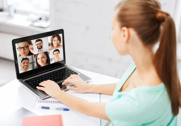 Wanita dengan laptop memiliki panggilan video dengan rekan-rekan — Stok Foto