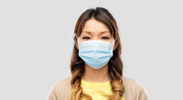 Ritratto di donna asiatica in maschera medica protettiva — Foto Stock