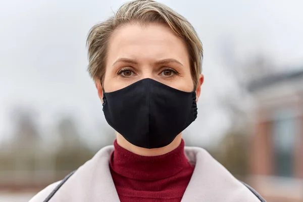 Mulher vestindo máscara protetora reutilizável barreira — Fotografia de Stock
