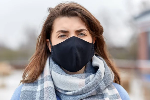 Mulher vestindo máscara protetora reutilizável barreira — Fotografia de Stock