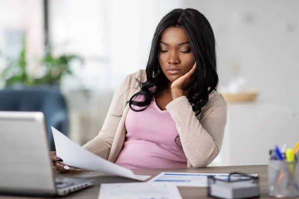 Verveelde vrouw met papieren werken op kantoor — Stockfoto