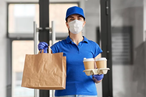 Consegna donna in maschera viso con cibi e bevande — Foto Stock